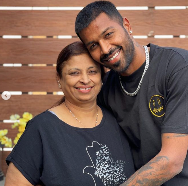 Hardik Pandya with his Mother