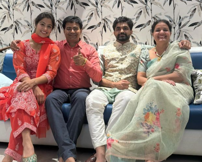 Manu Bhaker with her Parents and her Brother